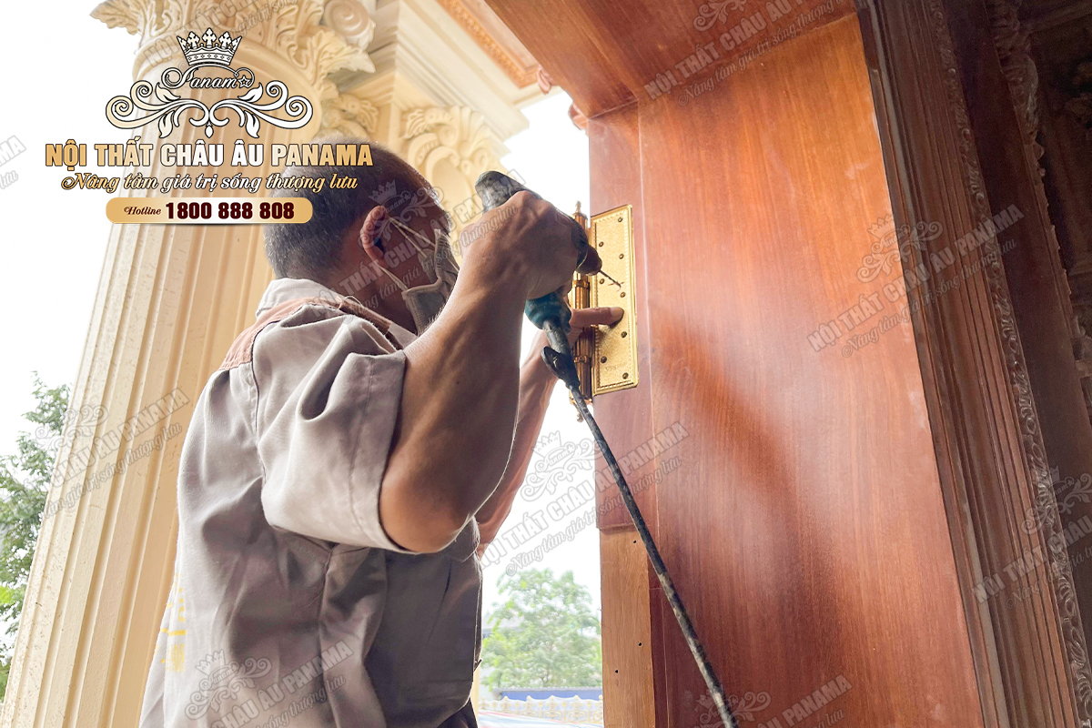 Cửa gỗ tân cổ điển